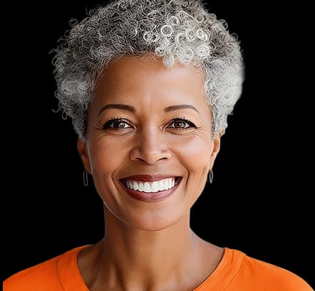 Mulher sorrindo após atendimento odontológico