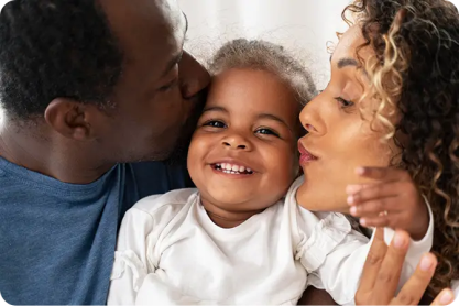 imagem de um casal e uma criança